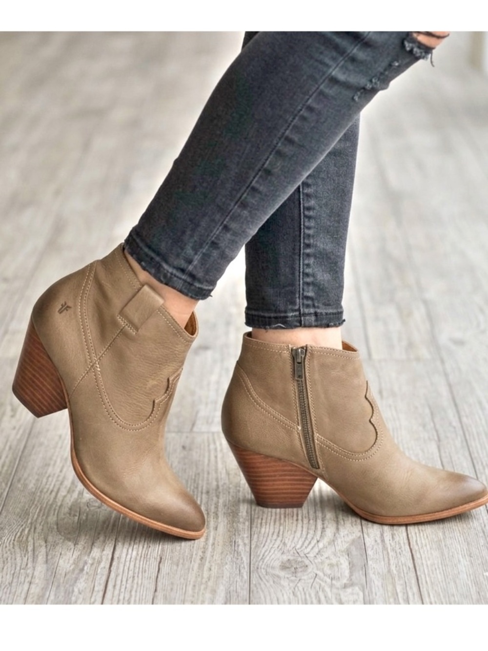 Frye Reina Leather Western Booties Ash Taupe Pointed Toe Zip Ankle Boots 9.5 NEW
